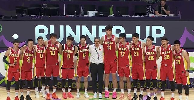 军擦肩而过, 中国男篮与
